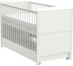 Babybett mit Schublade höhenverstellbar 120x60 cm umbaubar zum Juniorbett mit Matratze und Zahnschienen Weiß