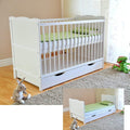 Babybett mit Schublade höhenverstellbar 120x60 cm umbaubar zum Juniorbett mit Matratze und Zahnschienen Weiß