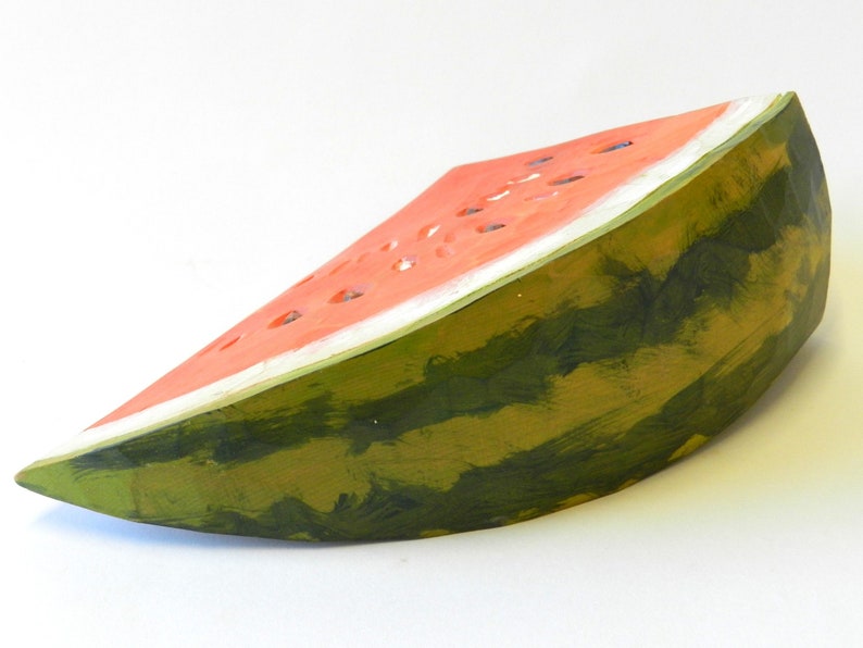 Handbemalte geschnitzte Wassermelone aus Kiefernholz für Tischdekoration