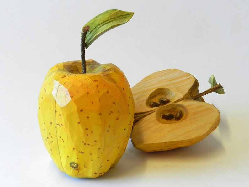 Handgeschnitzte goldene Zirbenholz-Äpfel, Acrylfarbe, Tischdekoration