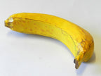 Handgeschnitzte Banane aus Kiefernholz, lebensgroß, bemalt