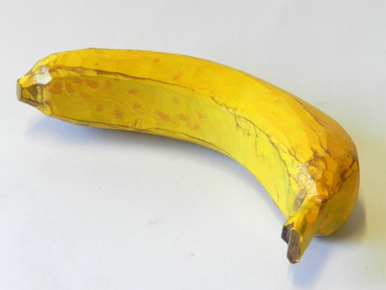 Handgeschnitzte Banane aus Kiefernholz, lebensgroß, bemalt