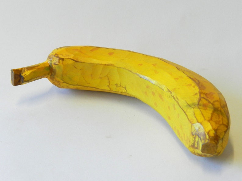 Handgeschnitzte Banane aus Kiefernholz, lebensgroß, bemalt