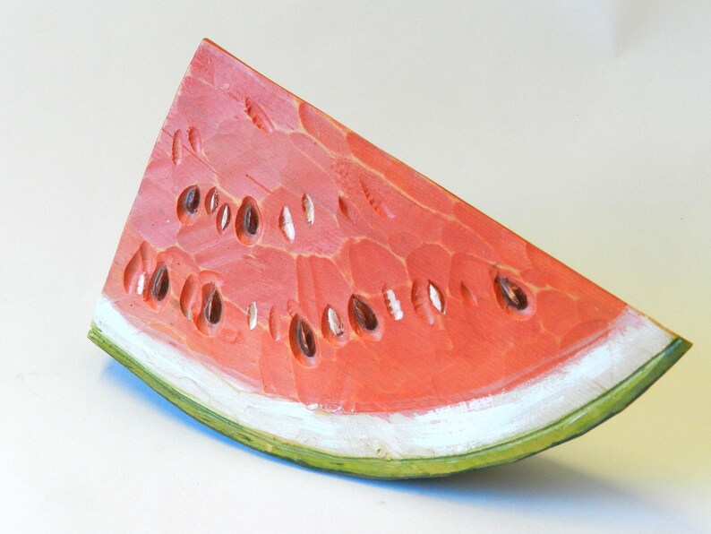 Handbemalte geschnitzte Wassermelone aus Kiefernholz für Tischdekoration