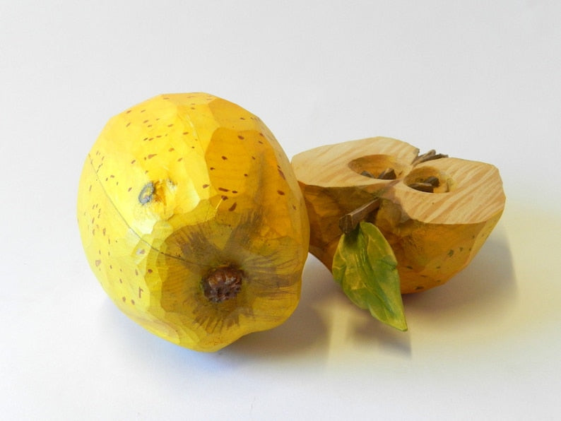 Handgeschnitzte goldene Zirbenholz-Äpfel, Acrylfarbe, Tischdekoration