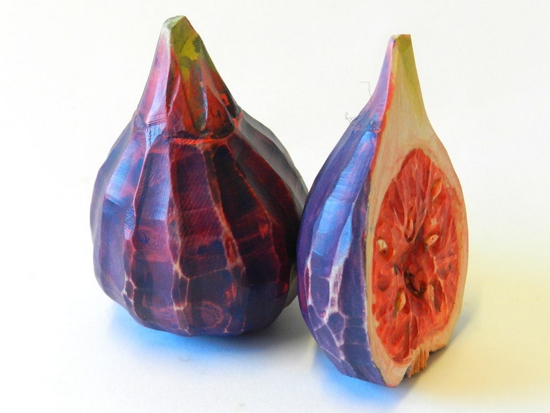 Feigen-Dekoration aus Zirbenholz, handgeschnitzt, mit Acrylfarben bemalt