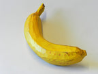 Handgeschnitzte Banane aus Kiefernholz, lebensgroß, bemalt