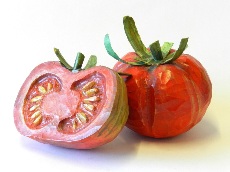 Handgeschnitzte Zirbenholz Tomate und halbe Tomate, lebensgroß