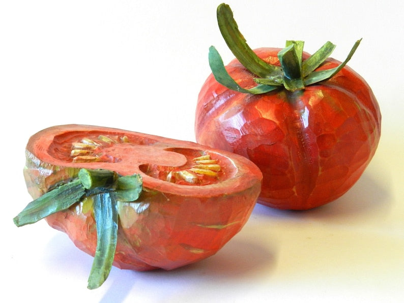 Handgeschnitzte Zirbenholz Tomate und halbe Tomate, lebensgroß