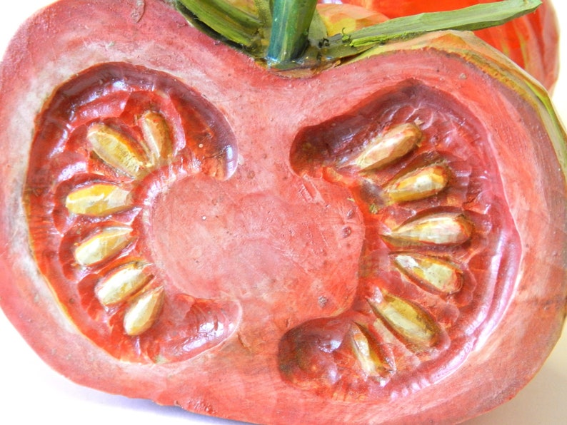 Handgeschnitzte Zirbenholz Tomate und halbe Tomate, lebensgroß