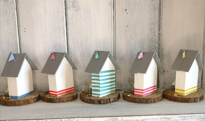 Gestreiftes Mini Strandhäuschen aus Holz mit Möwe, Personalisierbar