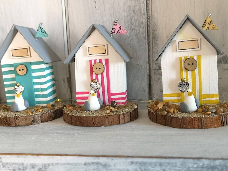 Gestreiftes Mini Strandhäuschen aus Holz mit Möwe, Personalisierbar