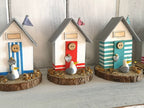 Gestreiftes Mini Strandhäuschen aus Holz mit Möwe, Personalisierbar