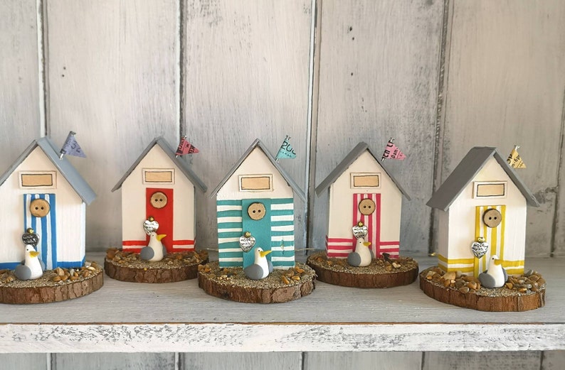 Gestreiftes Mini Strandhäuschen aus Holz mit Möwe, Personalisierbar