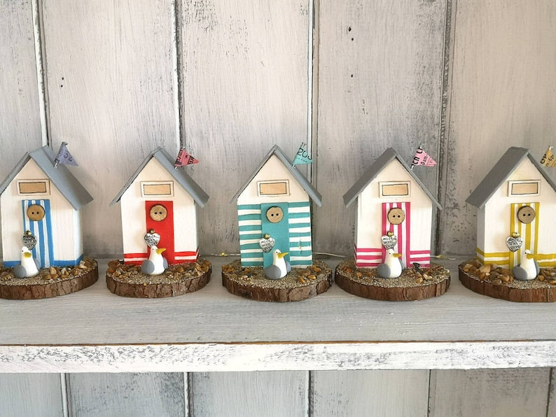 Gestreiftes Mini Strandhäuschen aus Holz mit Möwe, Personalisierbar