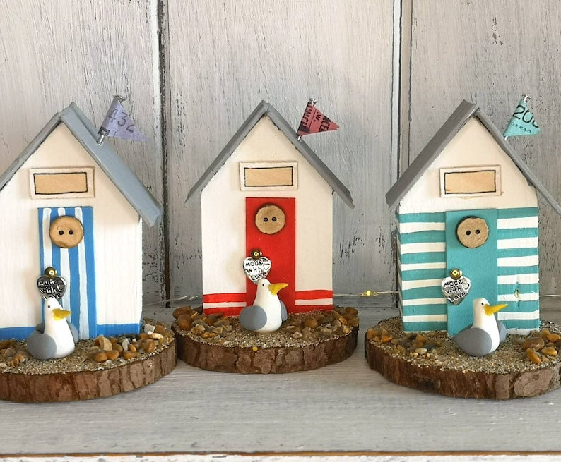 Gestreiftes Mini Strandhäuschen aus Holz mit Möwe, Personalisierbar