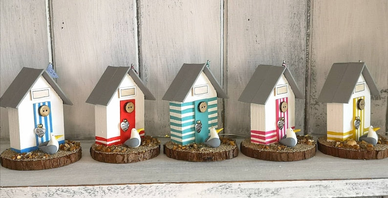 Gestreiftes Mini Strandhäuschen aus Holz mit Möwe, Personalisierbar