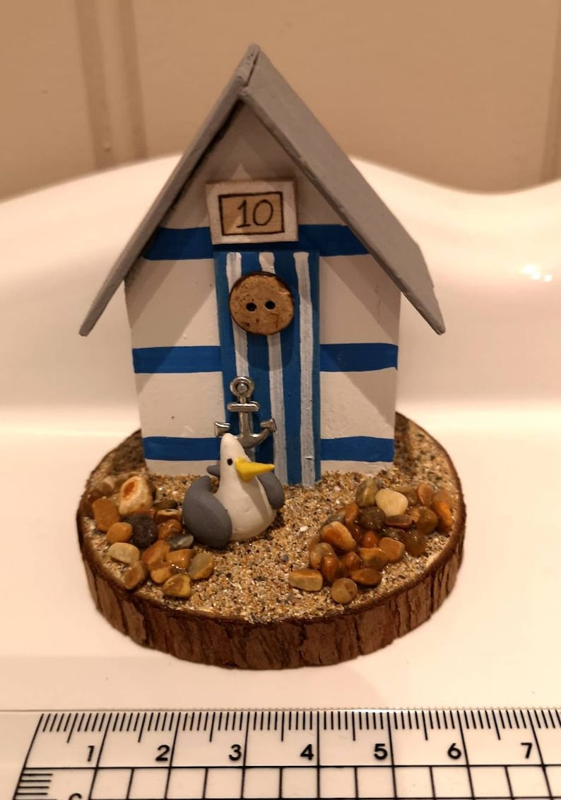 Gestreiftes Mini Strandhäuschen aus Holz mit Möwe, Personalisierbar