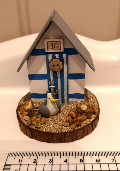 Gestreiftes Mini Strandhäuschen aus Holz mit Möwe, Personalisierbar