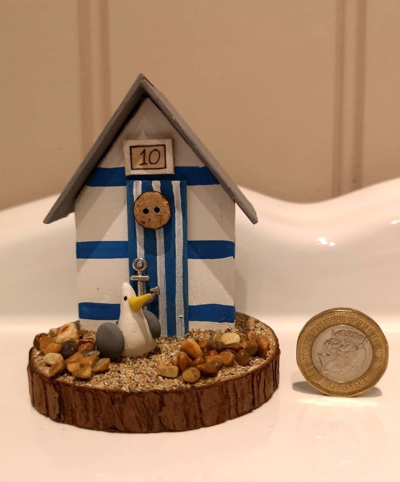 Gestreiftes Mini Strandhäuschen aus Holz mit Möwe, Personalisierbar