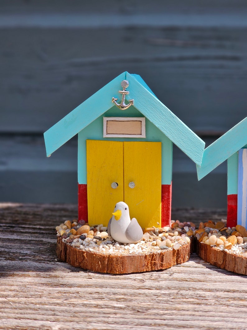 Handgefertigte Brighton inspirierte Mini Holz Strandhäuser mit Möwe
