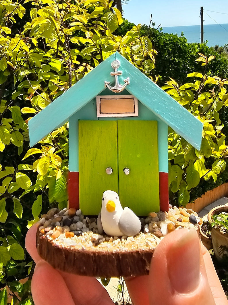 Handgefertigte Brighton inspirierte Mini Holz Strandhäuser mit Möwe