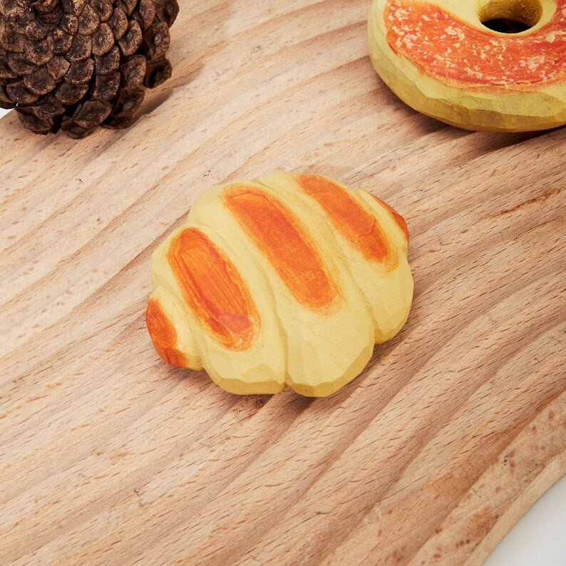Geschnitztes Holzbrot Tischdekoration | Handgefertigt aus Naturholz | 7x3x1 cm | Personalisiertes Geschenk
