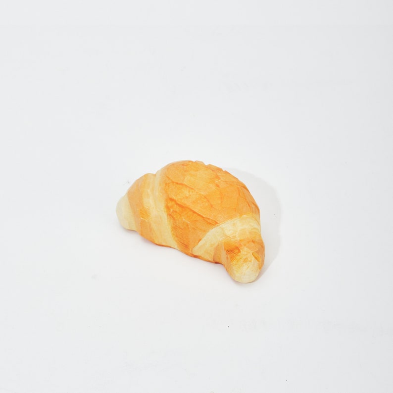 Geschnitzte hölzerne Croissant Tischdekoration aus Lindenholz ~7x4x1 cm handgefertigt