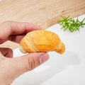 Geschnitzte hölzerne Croissant Tischdekoration aus Lindenholz ~7x4x1 cm handgefertigt