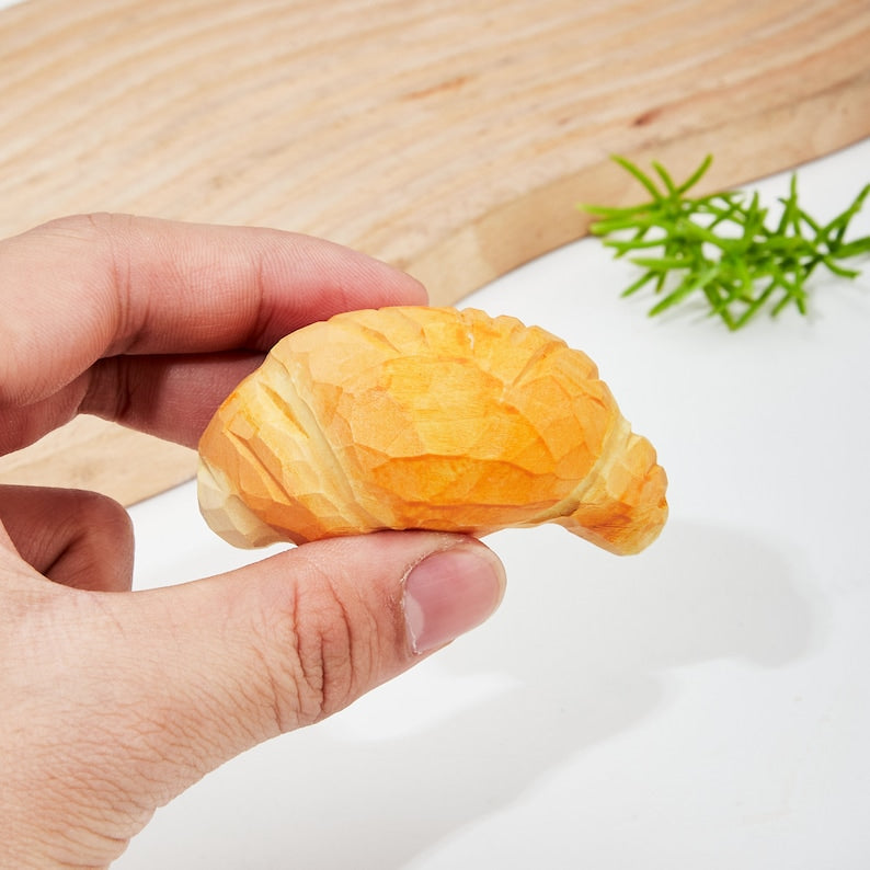 Geschnitzte hölzerne Croissant Tischdekoration aus Lindenholz ~7x4x1 cm handgefertigt