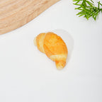Geschnitzte hölzerne Croissant Tischdekoration aus Lindenholz ~7x4x1 cm handgefertigt
