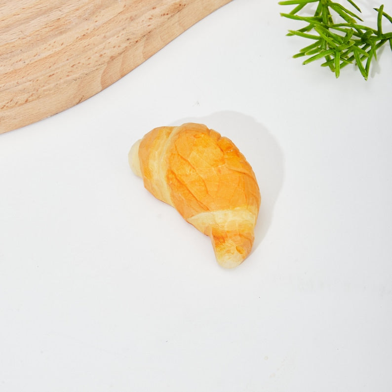 Geschnitzte hölzerne Croissant Tischdekoration aus Lindenholz ~7x4x1 cm handgefertigt