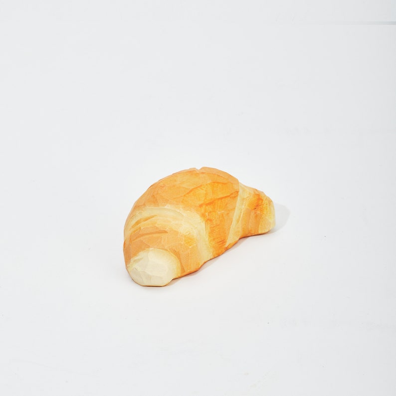 Geschnitzte hölzerne Croissant Tischdekoration aus Lindenholz ~7x4x1 cm handgefertigt