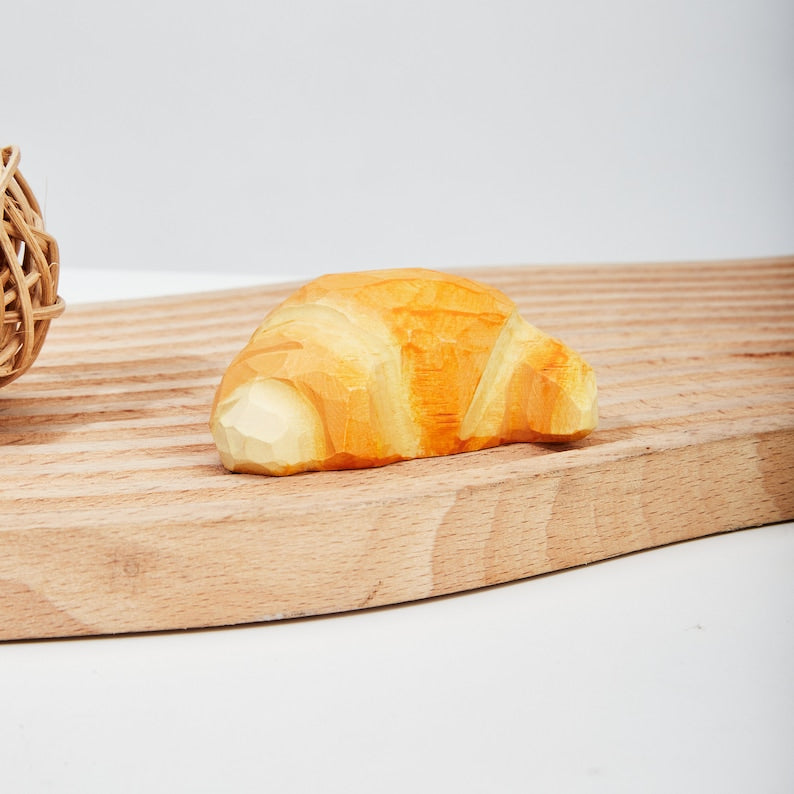 Geschnitzte hölzerne Croissant Tischdekoration aus Lindenholz ~7x4x1 cm handgefertigt
