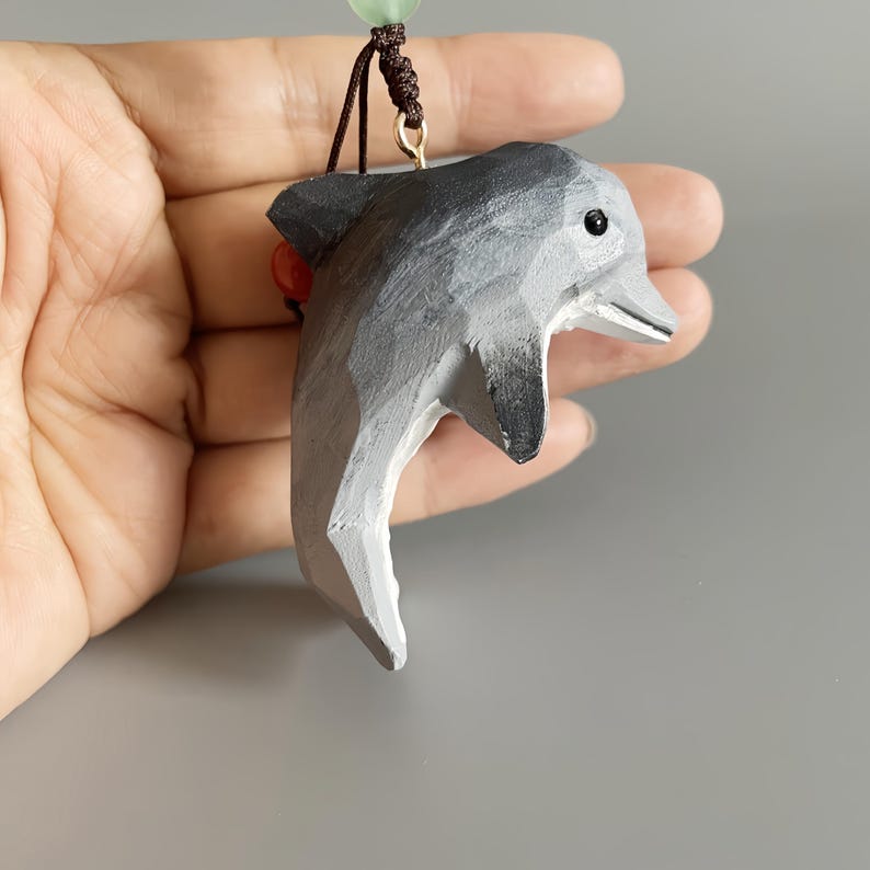 Handgeschnitzter hölzerner Delphin-Schlüsselanhänger, geflochtener Taschenanhänger, Glücksbringer, handgefertigt
