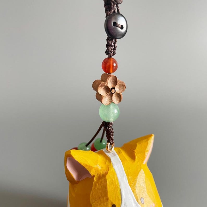 Handgeschnitzter Corgi Holz-Anhänger – handgewebter Schlüsselanhänger mit Kristallperlen