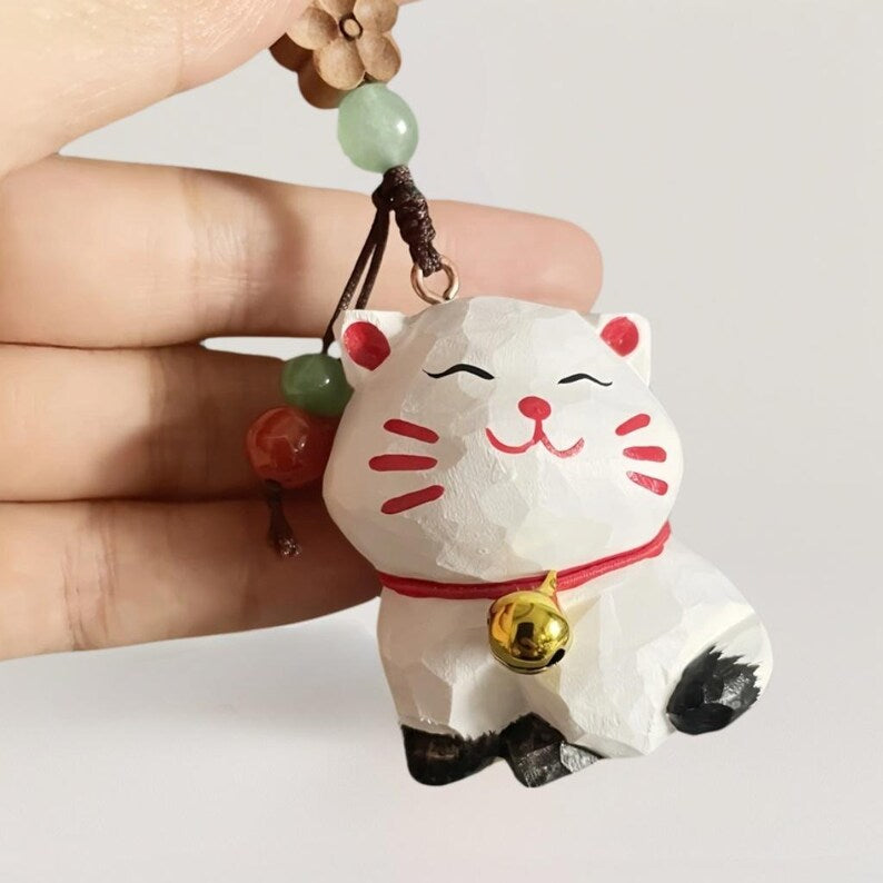Handgeschnitzter Kawaii Holz weiße Katze Schlüsselanhänger aus Lindenholz mit Kristallperlen und Glöckchen