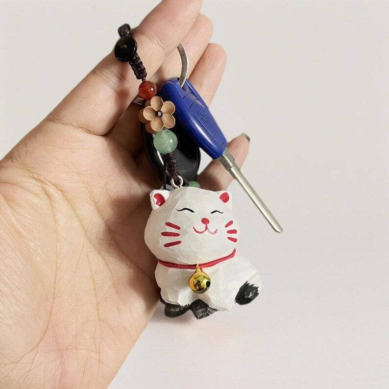 Handgeschnitzter Kawaii Holz weiße Katze Schlüsselanhänger aus Lindenholz mit Kristallperlen und Glöckchen
