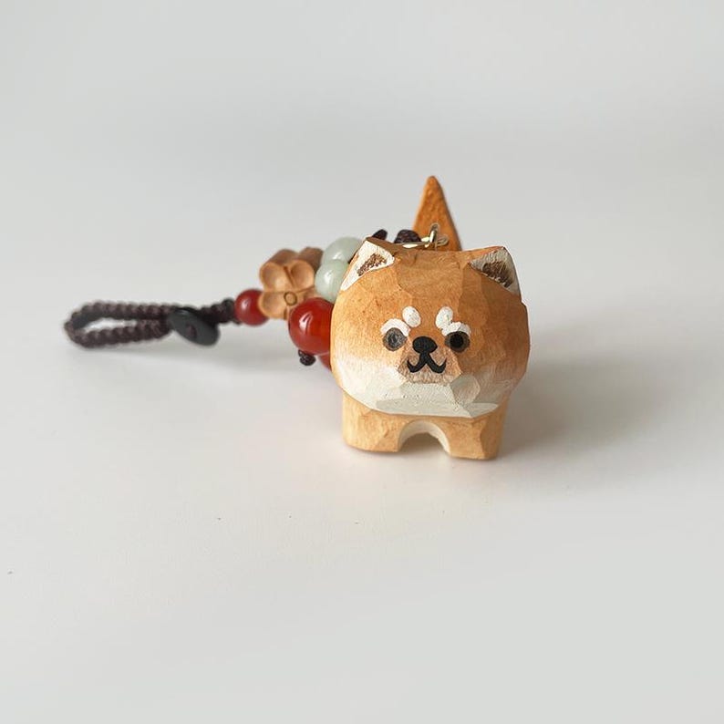 Handgeschnitzter Holz Shiba Inu Schlüsselanhänger mit Kristallperlen