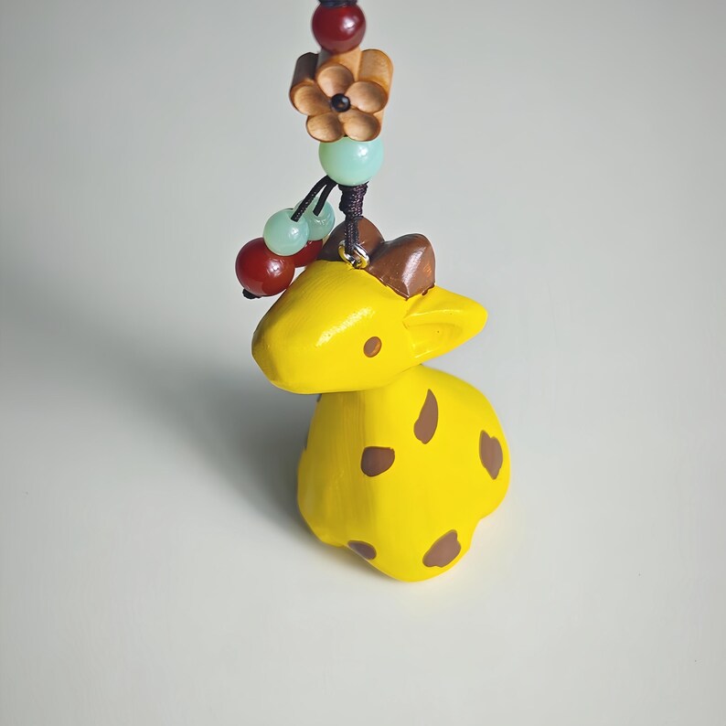 Geschnitzte hölzerne Giraffe Schlüsselbund, handgemachter Anhänger, Glücksbringer, Taschenanhänger, Schlüsselanhänger