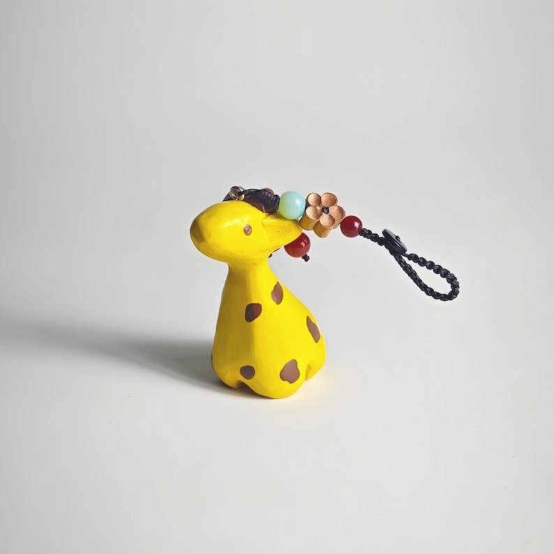 Geschnitzte hölzerne Giraffe Schlüsselbund, handgemachter Anhänger, Glücksbringer, Taschenanhänger, Schlüsselanhänger