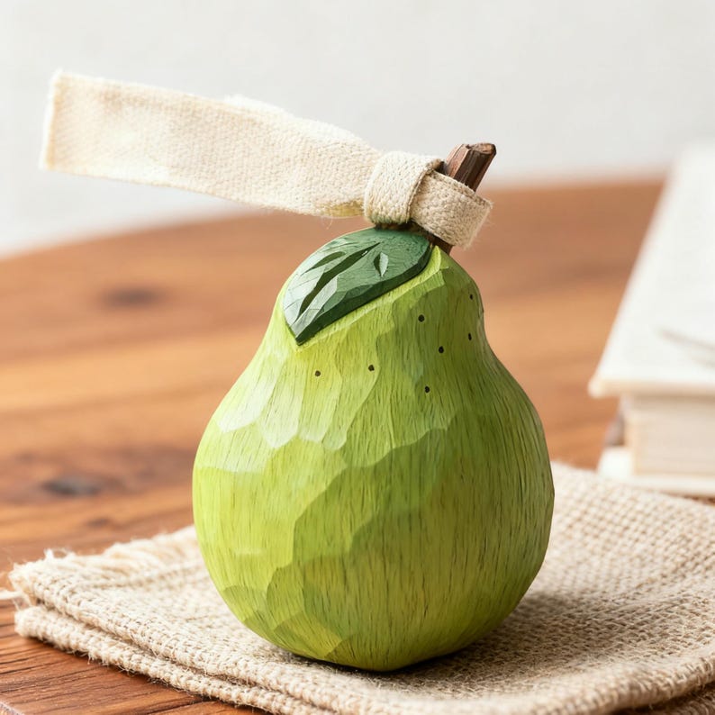 Handgeschnitzte hölzerne Birnenfigur – Massivholz-Skulptur mit grünen Früchten – 9 cm Tischdekoration