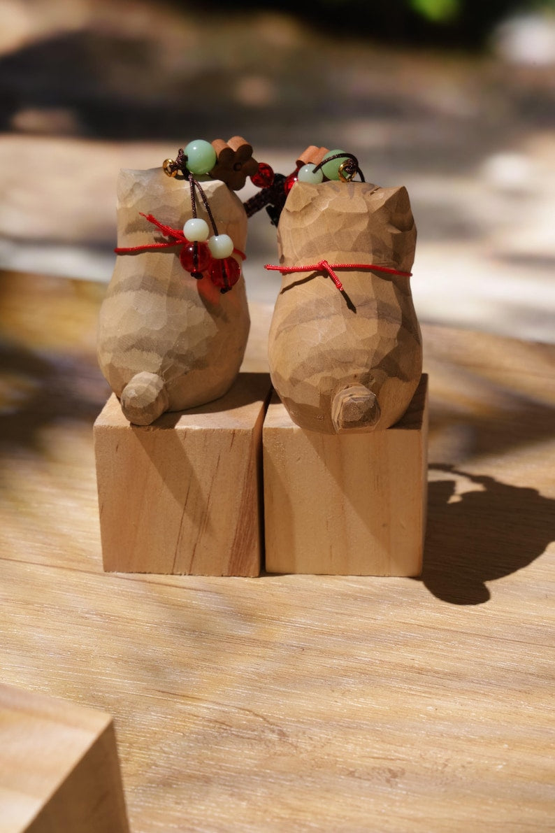 Handgeschnitzter hölzerner Katzen-Schlüsselanhänger, Naturholz, lächelnde Katze, Autocharme, Heimdekoration