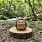 Handgeschnitzter Igel Sorgenstein aus Buchen- und Walnussholz, Zen Schreibtischfigur, Waldtier, 5,1 x 5 x 4,2 cm