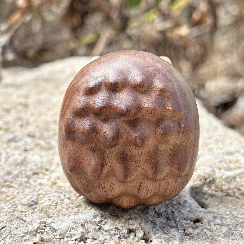 Handgeschnitzter Igel Sorgenstein aus Buchen- und Walnussholz, Zen Schreibtischfigur, Waldtier, 5,1 x 5 x 4,2 cm