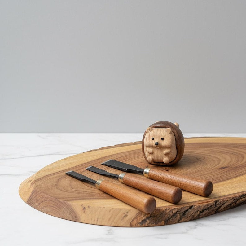 Handgeschnitzter Igel Sorgenstein aus Buchen- und Walnussholz, Zen Schreibtischfigur, Waldtier, 5,1 x 5 x 4,2 cm