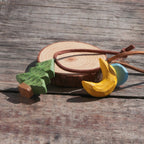 Handgeschnitzter Holz Schlüsselanhänger, Weihnachtsbaum oder Mond und Stern, Naturholz, handpoliert, Taschenanhänger