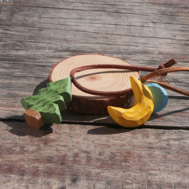 Handgeschnitzter Holz Schlüsselanhänger, Weihnachtsbaum oder Mond und Stern, Naturholz, handpoliert, Taschenanhänger