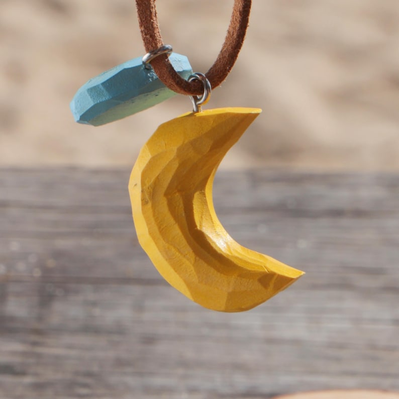 Handgeschnitzter Holz Schlüsselanhänger, Weihnachtsbaum oder Mond und Stern, Naturholz, handpoliert, Taschenanhänger