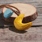Handgeschnitzter Holz Schlüsselanhänger, Weihnachtsbaum oder Mond und Stern, Naturholz, handpoliert, Taschenanhänger